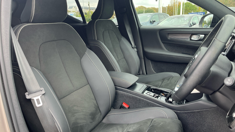 Volvo XC40 2.0 B4P Ultimate Dark 5dr Auto Petrol Estate